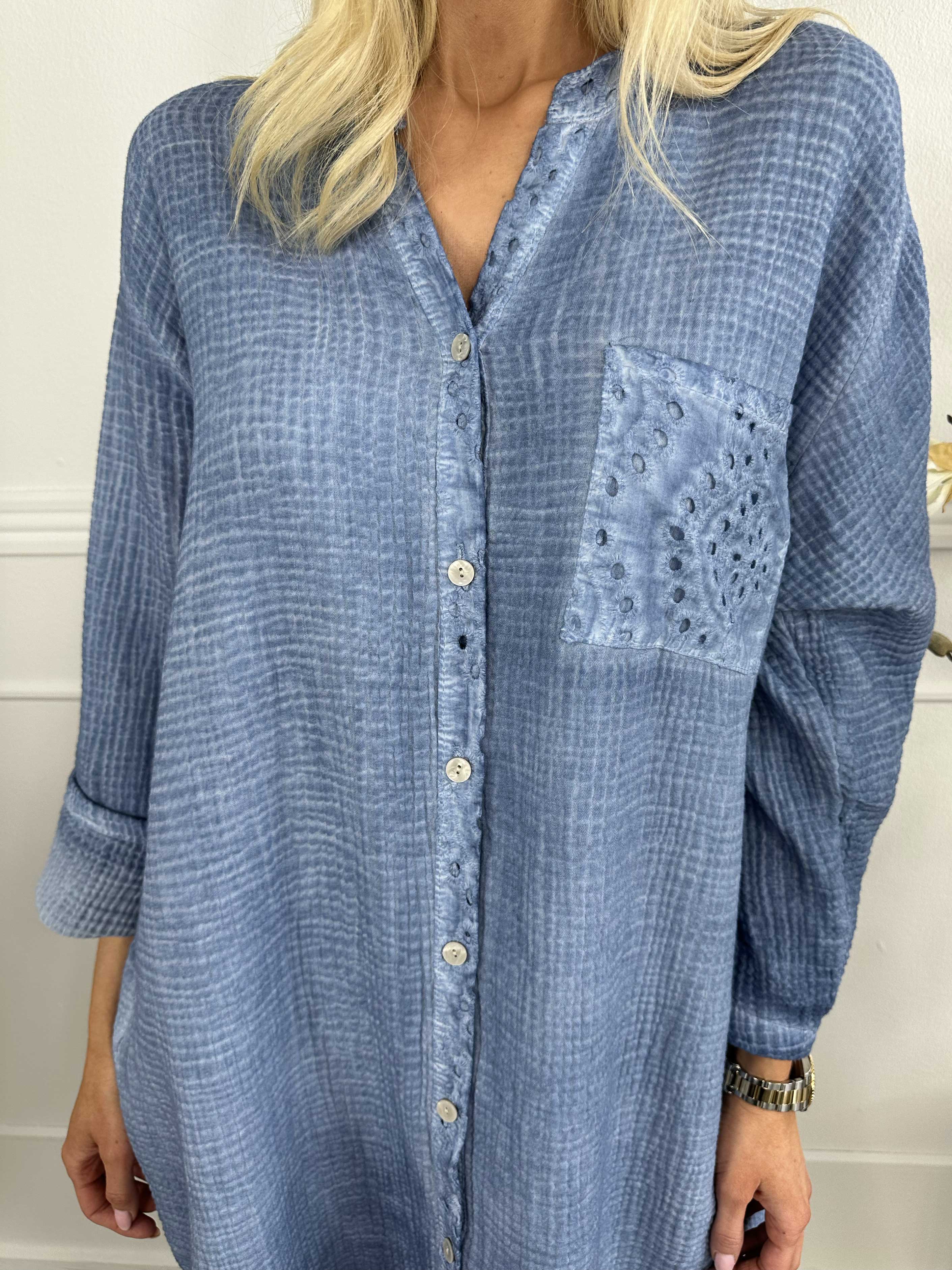 Inez - Lang blød skjorte i bæk og bølge stof